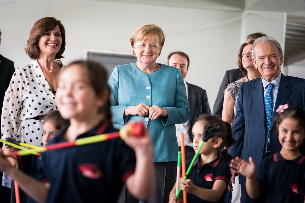 Kanzler Merkel beim Besuch einer Doppelschichtschule in Beirut (spielende Kinder)