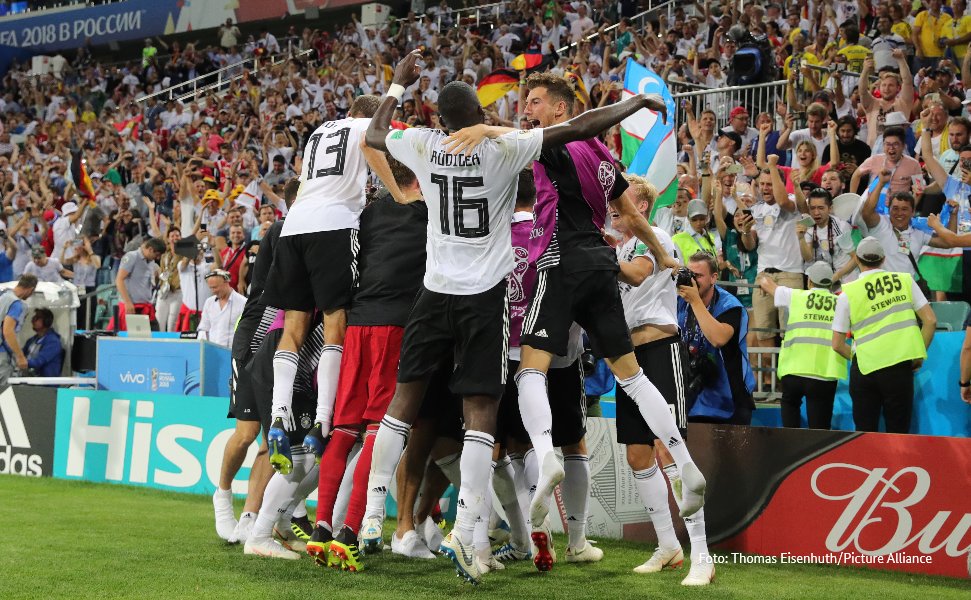 Foto der deutschen Nationalmannschaft beim Torjubel zum 2:1 gegen Schweden