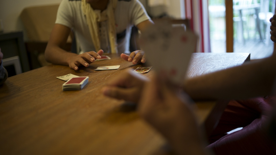 "Nous jouons au Bazar", explique l'un des enfants non accompagnés qui ont, temporairement, trouvé refuge dans un parc de loisirs dans l'Avesnois, dans le nord de la France. C'est un jeu de cartes traditionnel qu'ils avaient l'habitude de jouer chez eux, en Afghanistan. Le lendemain, le 14 septembre 2017, quatre d'entre eux rejoindront des membres de leur famille en Angleterre et y demanderont l'asile.
