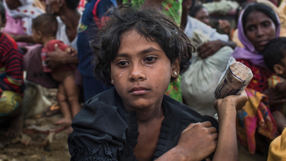 Umme Salma, 8 ans, en larmes après avoir parcouru les 10 kilomètres qui séparent le Myanmar de Kutupalong. Ses parents ont été tués dans l'attaque de leur village. Elle et sa soeur sont désormais prises en charge par leur tante de 18 ans, Rabiaa Khatun. 