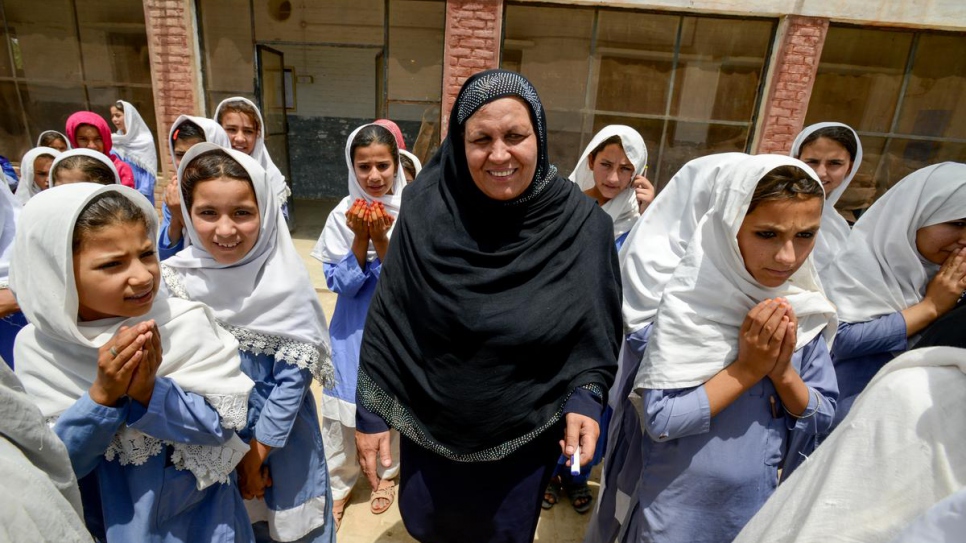 Aqeela Asifi a remporté la distinction Nansen 2015 pour les réfugiés en récompense de son travail pour l'éducation des enfants réfugiés au Pakistan.  