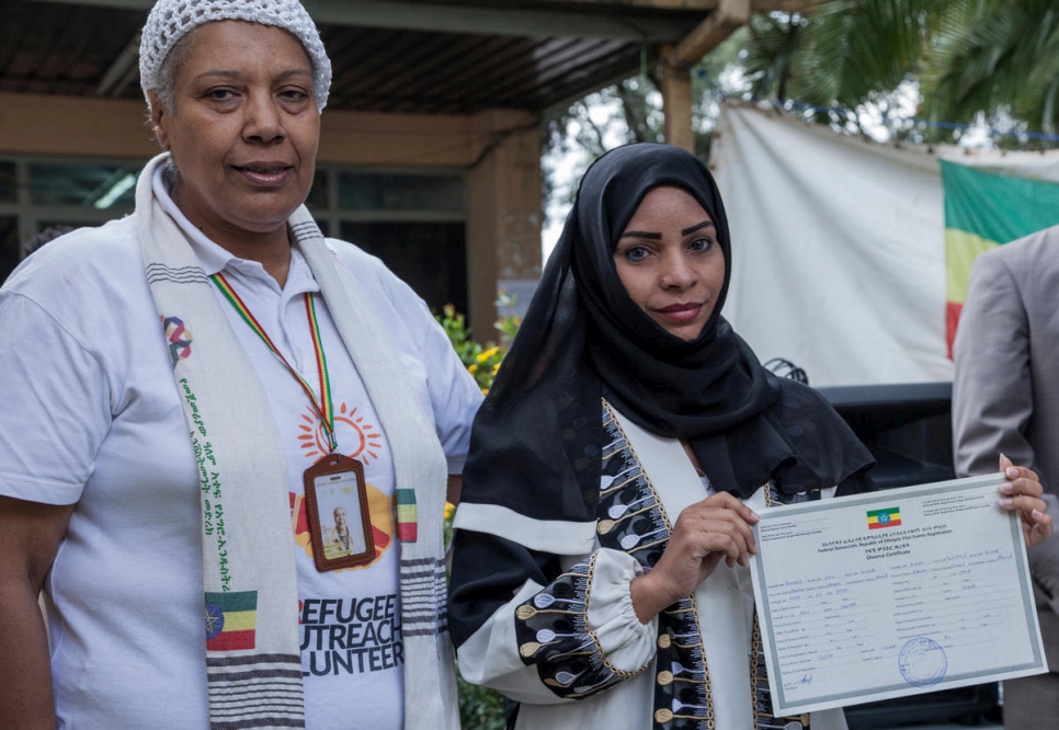 امرأة لاجئة تحصل على شهادة طلاقها. تصدر الحكومة الإثيوبية وثائق مدنية قانونية للاجئين في البلاد بما في ذلك شهادات ولادة ووفاة وزواج وطلاق.