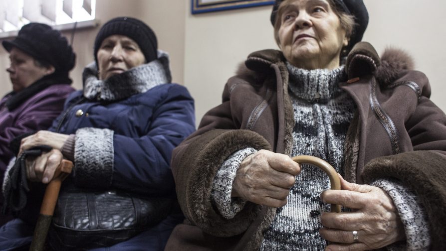 Пенсіонери намагаються вижити у пастці конфлікту на сході України