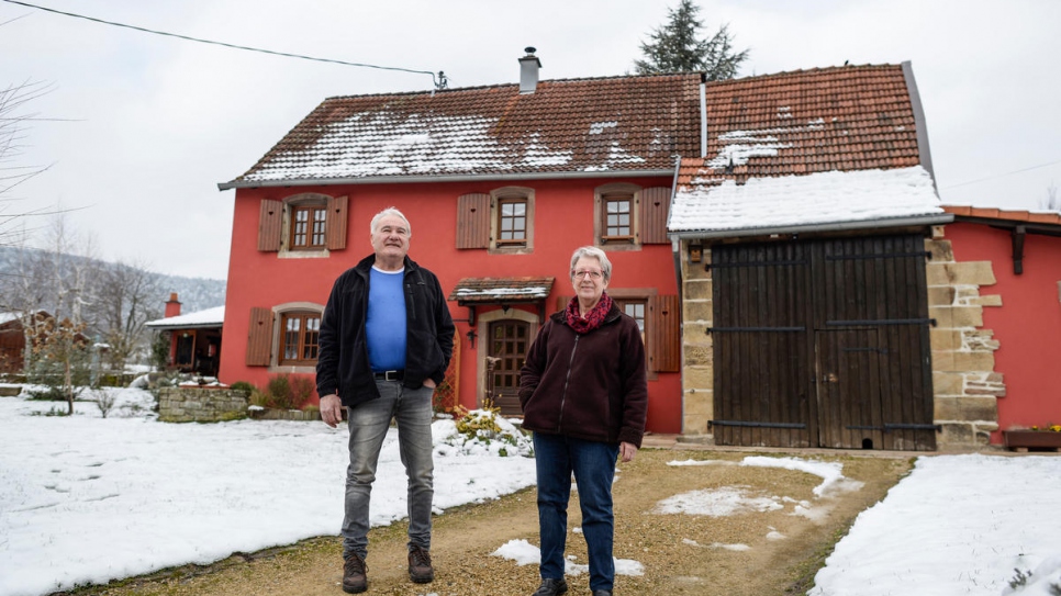 La première fois que Pierre et Denise ont rencontré leurs nouveaux voisins, ils les ont salués et ont donné des friandises aux enfants. « Depuis, tout va bien. »