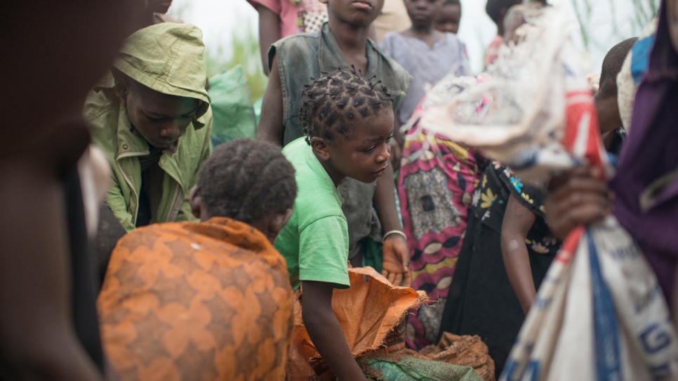 À Kalemie, la capitale de la province du Tanganyika, des enfants congolais déplacés internes travaillent dès le petit matin et remplissent des sacs de sable extrait du lac Tanganyika. 