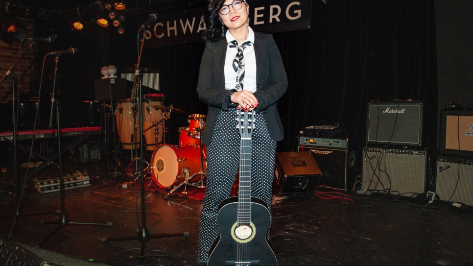 « J'aimerais encourager d'autres femmes et jeunes filles à rejoindre le projet. Elles ne vivent qu'une fois et elles devraient faire ce qu'elles aiment et ce qui leur fait plaisir. » Khadija Ahmadi vient d'Afghanistan et apprend la guitare dans le cadre du projet Unisono.  