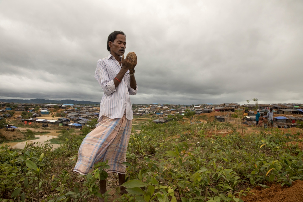 Bangladesh : Rohingya Refugees Flood Into Bangladesh