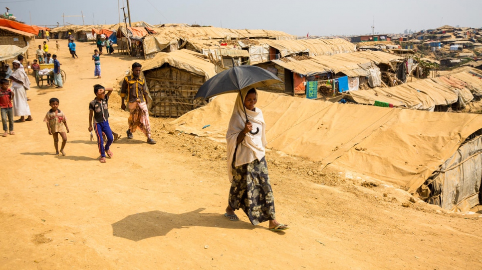 Sufia Khatun marche vers son abri, dans le camp de réfugiés de Kutupalong, au Bangladesh. 