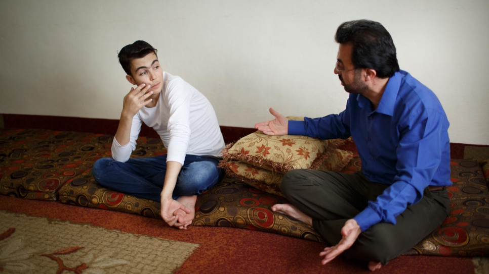 Ahmad Mifleh (à gauche) discute avec son père, Hamed, dans la maison qu'ils occupent à Madaba, en Jordanie, depuis qu'ils ont fui en 2013 leur ville natale de Deraa, dans le sud de la Syrie. 