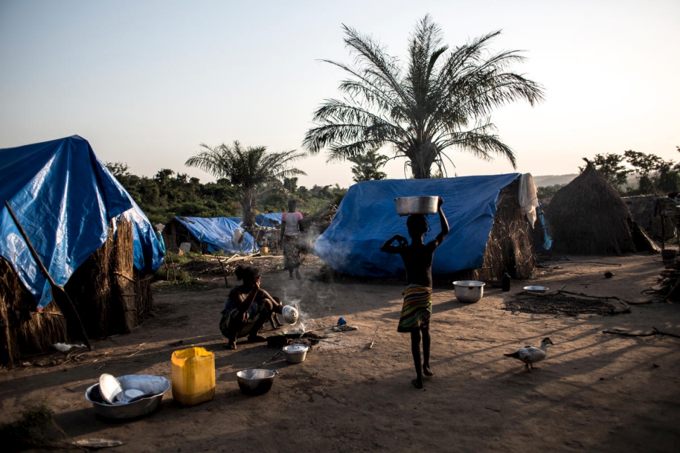 La soirée s'achève à Kpakpo dans le village improvisé des pêcheurs, qui abrite 800 réfugiés centrafricains sur les berges congolaises de la rivière Oubangui. Novembre 2017. 
