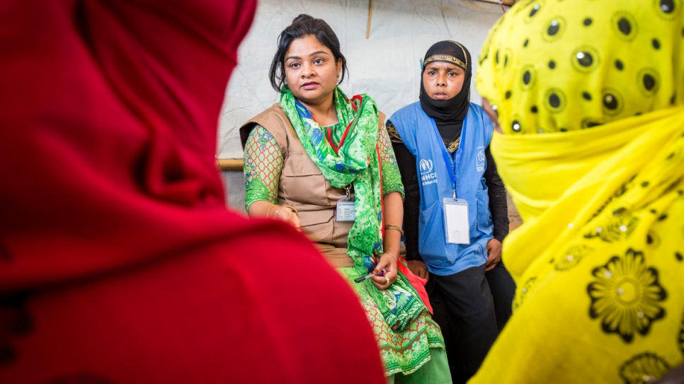 Fatama Islam, une Bangladaise qui travaille pour l'organisation Technical Assistance Inc., et Nur Bahara, volontaire chargée de la sensibilisation auprès des communautés, conseillent Mabia and Shamshidah. 