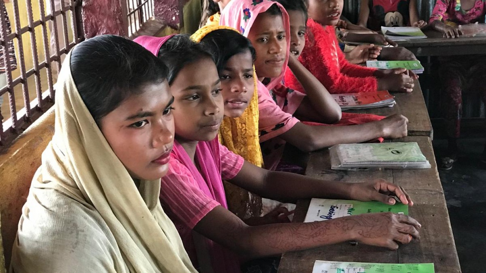 À l'oeuvre pour offrir un minimum de scolarisation à de jeunes réfugiées rohingyas déplacées. Rosina Akhter, 12 ans, est une réfugiée rohingya arrivée récemment et elle va à l'école pour la première fois de sa vie. 