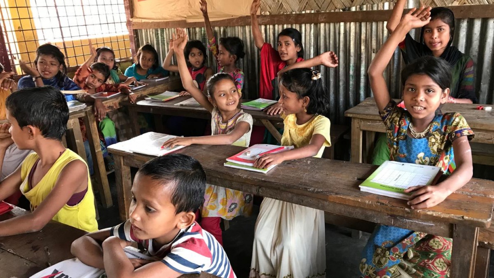À l'oeuvre pour aider à offrir un minimum de scolarisation à des jeunes Rohingyas pendant leur déplacement 