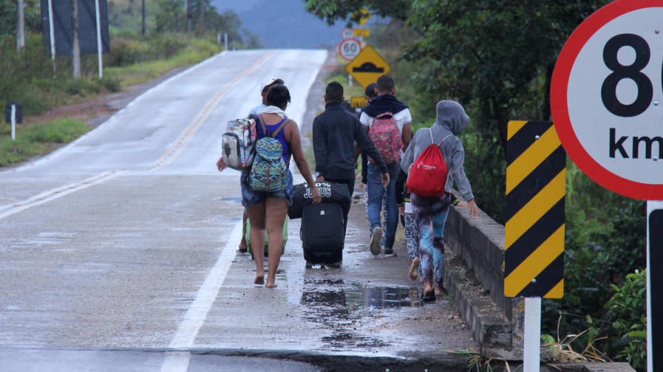 Des Vénézuéliens marchent le long de la route de Pacaraima, au Brésil, jusqu'à Boa Vista, la capitale de l'État frontalier de Roraima. Ceux qui n'ont pas les moyens de payer les transports publics font le trajet de plus de 200 kilomètres à pied. 