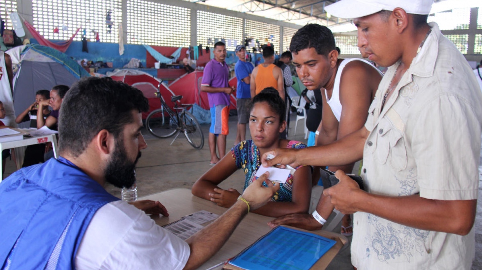 Le HCR au Brésil et ses partenaires apportent leur appui aux autorités locales pour enregistrer les Vénézuéliens vivant à Tancredo Neves Shelter, Boa Vista, Brésil. 