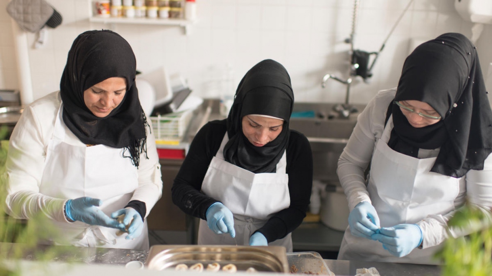Aklam Al-Khatib, Dhyaa Ahmad et Abeek Katerji (de gauche à droite), des réfugiées syriennes de 32 ans, travaillent dans la cuisine dirigée par Yara Al Adib, chef d'entreprise syrienne. 