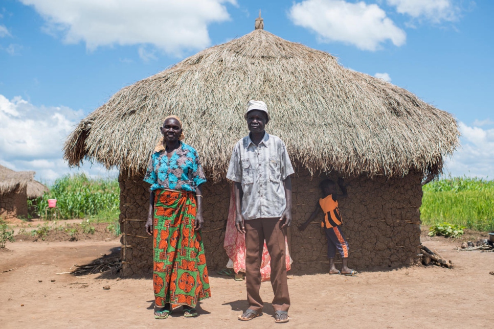 Peter Juma Maru, 66 ans, et son épouse Cecilia Ofowa, 61 ans, ne vivent pas ensemble sur le site de Meri, en RDC, du fait du manque d'abris. 