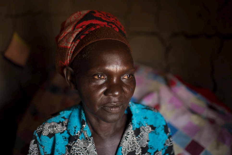 Cecilia Ofowa est contrainte à vivre loin de son mari Peter, parce que leur abri sur le site de Meri, en RDC, est trop exigu pour eux deux.  