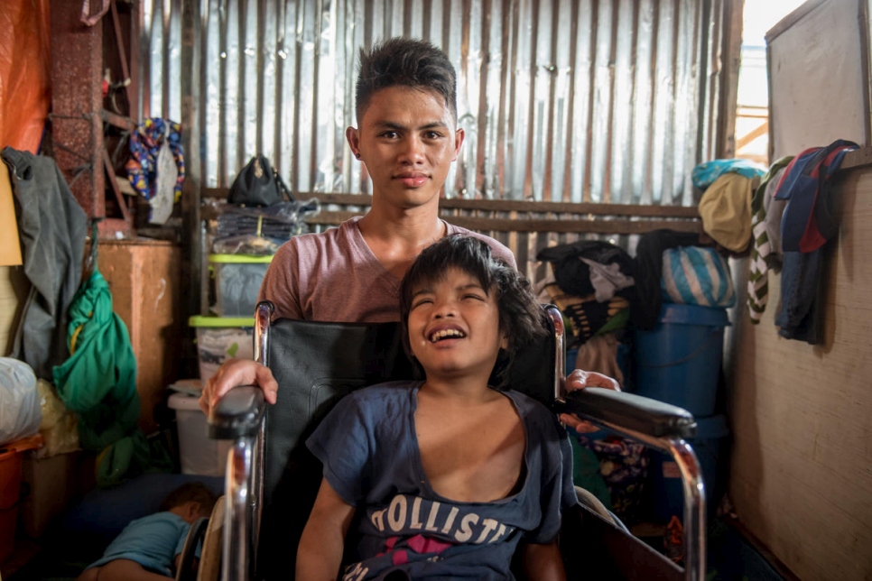 Saadodin Riga, 19 ans, a porté son jeune frère sur le dos quand ils ont dû fuir Marawi.  