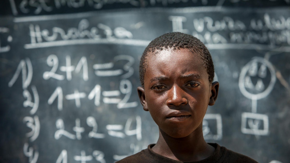 « Quand le vent souffle, il fait tomber des branches et quand le soleil brille, il fait trop chaud, » dit Irahoze, 14 ans, qui a fui le Burundi. « Parfois, on est obligés d'interrompre la classe. » 