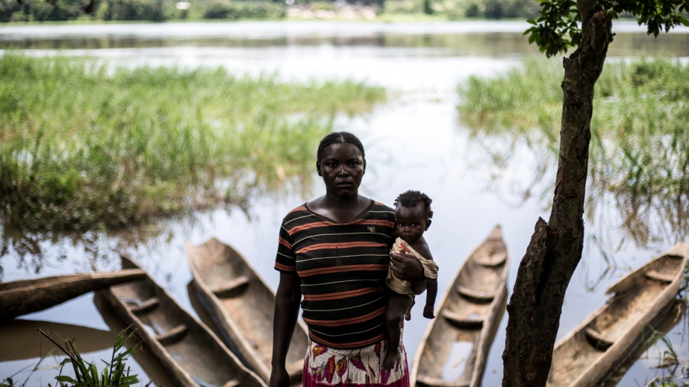 Chantal, 29 ans, une réfugiée centrafricaine, avec le cadet de ses trois enfants. 