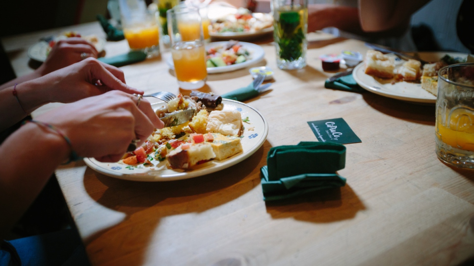 Les clients savourent des plats préparés par le chef réfugié Bilal Farajallah au restaurant Cipiace à Bruxelles. Toutes les photos ont été prises par Bea Uhar. 