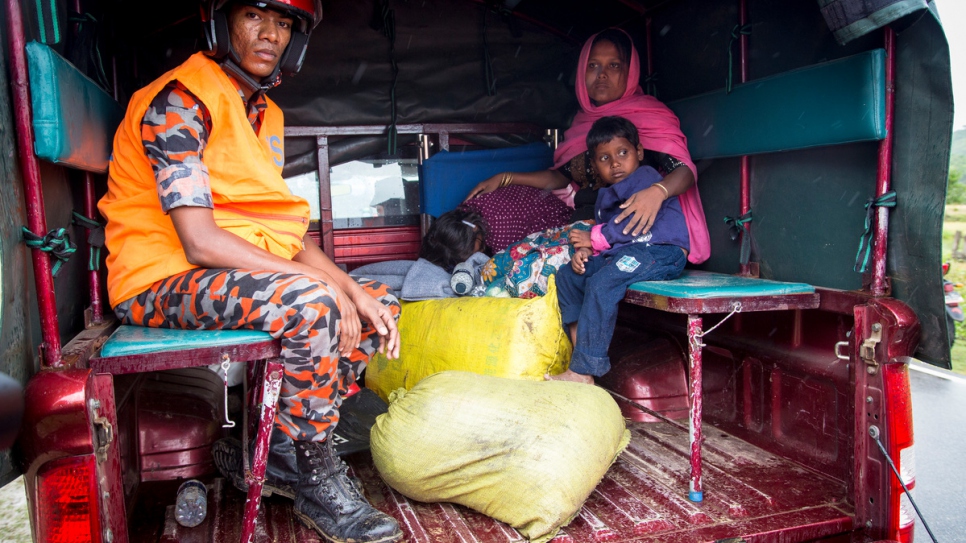 Selon les survivants, 42 personnes, dont un grand nombre de femmes et d'enfants, avaient embarqué à bord d'un bateau de pêche à Gozon Dia, au sud de la ville de Maungdaw dans l'État de Rakhine, au nord du Myanmar. 