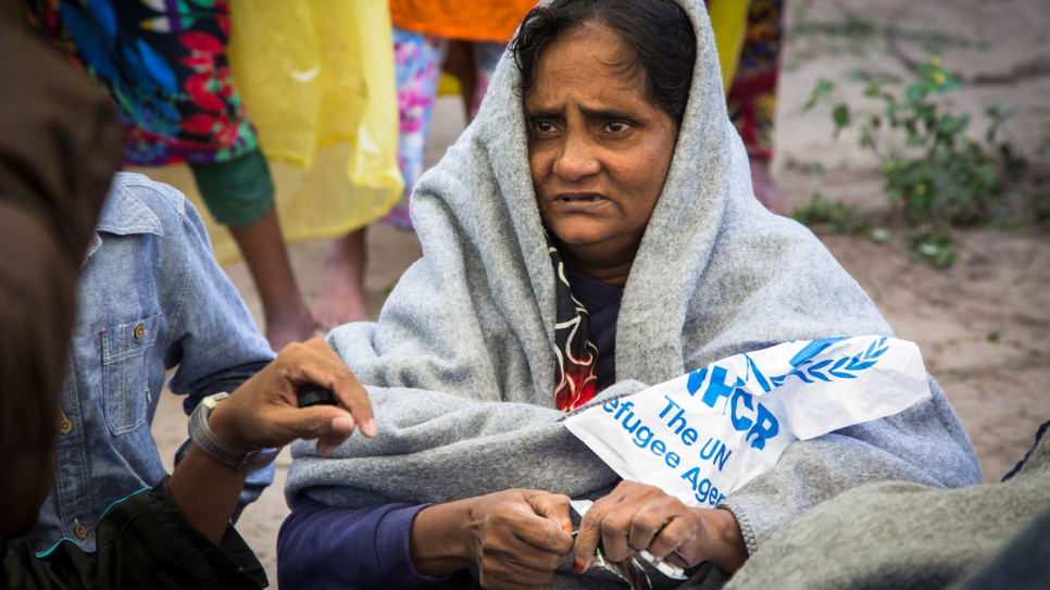 Des survivants rohingyas reçoivent une aide après le naufrage de leur bateau, dans la zone d'Imamerdail du sous-district d'Ukhia au sud de Cox's Bazar. 