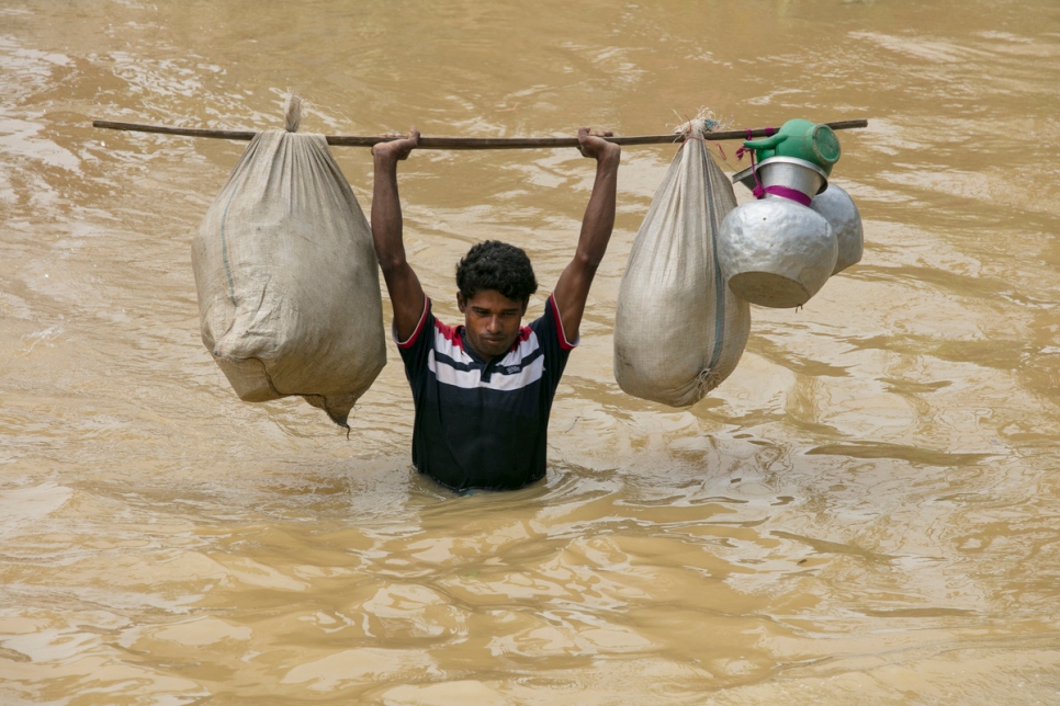 Bangladesh : Rohingya Refugees Flood Into Bangladesh