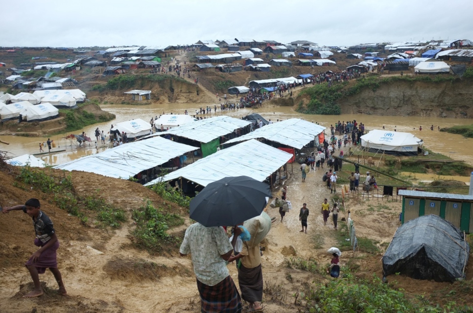 Bangladesh. Rohingya refugees find shelter in new site
