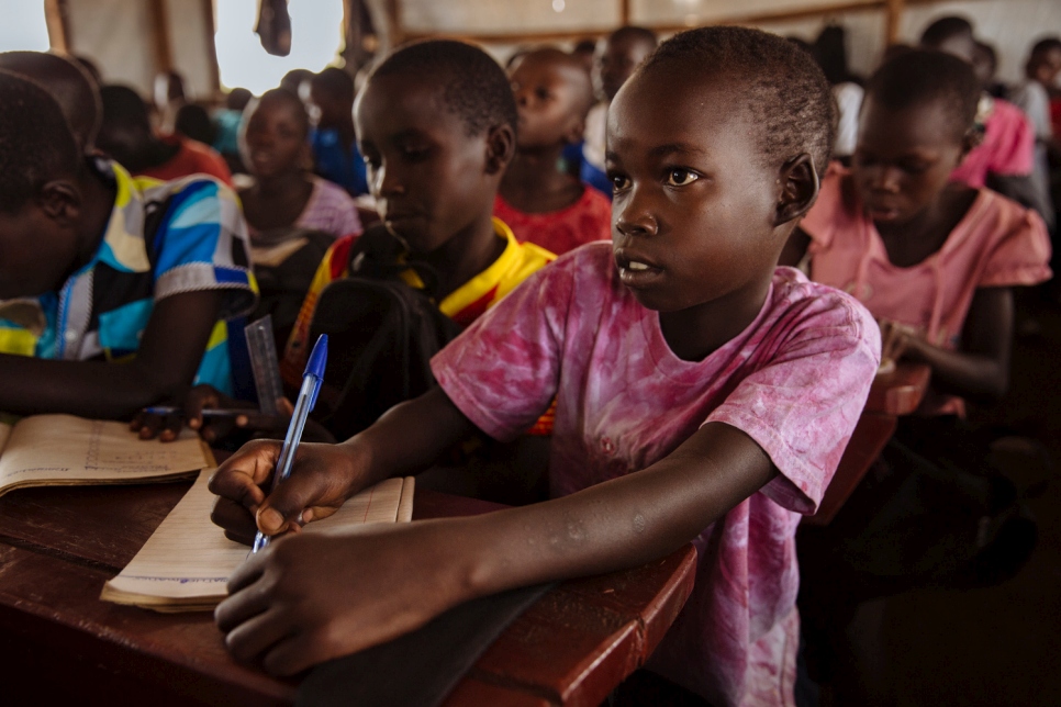 Des enfants réfugiés sud-soudanais en cours de mathématiques à l'école primaire d'Ofonze, dans le camp de réfugiés de Bidibidi, district de Yumbe, région du Nord, Ouganda. 