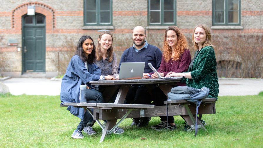 Studenter hjelper unge flyktninger med å få tilgang til utdanning i Danmark