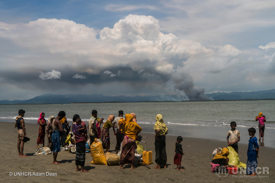 Rohingyafamiljer samlas på stranden i Dakhinpara i Bangladesh, efter att ha korsat havet på fiskebåtar från Myanmar. © UNHCR / Adam Dean