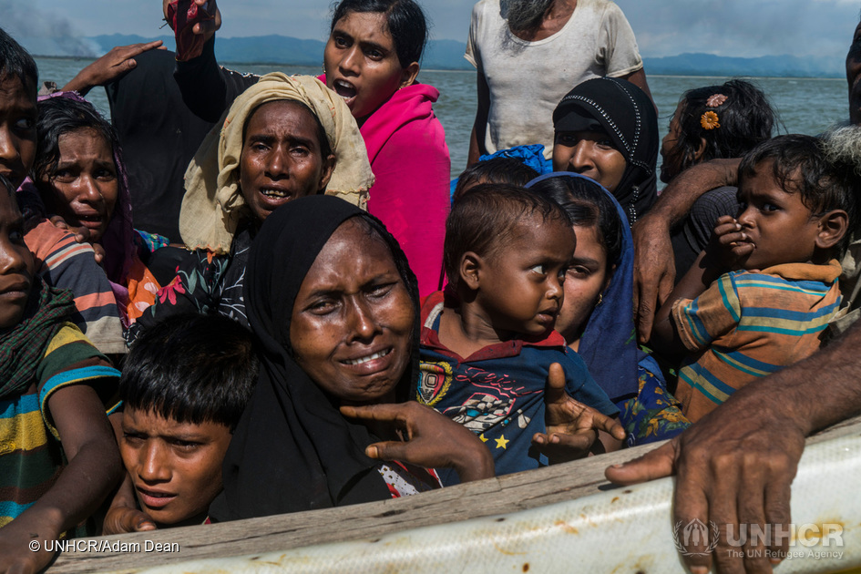 Rohingyakvinnor och barn tätt hoptryckta på en fiskebåt närmar sig stranden i Dakhinpara i Bangladesh. © UNHCR / Adam Dean