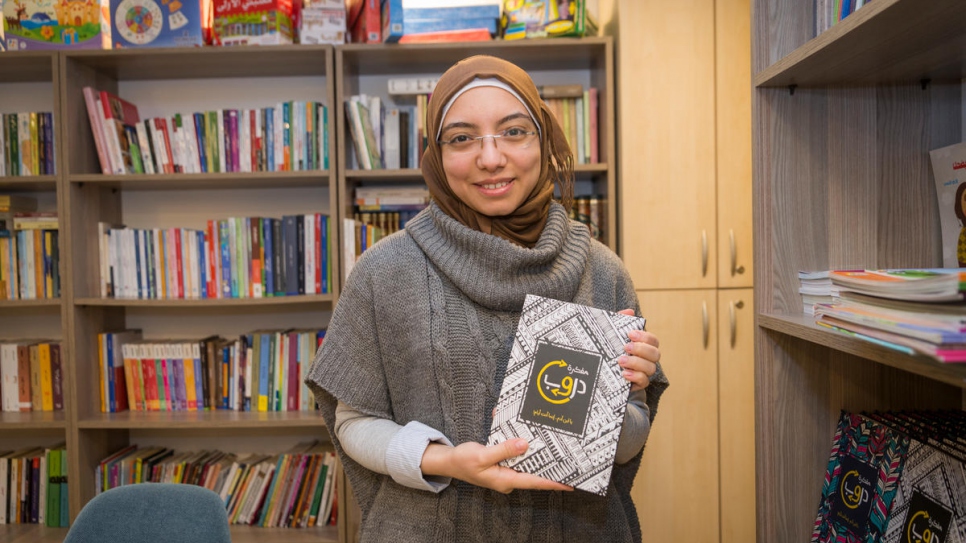 Nada, réfugiée syrienne, avec un carnet de notes qu'elle a conçu et publié et qu'elle vend dans son café littéraire d'Istanbul où d'autres réfugiés syriens viennent lire, acheter et emprunter des livres en arabe. 