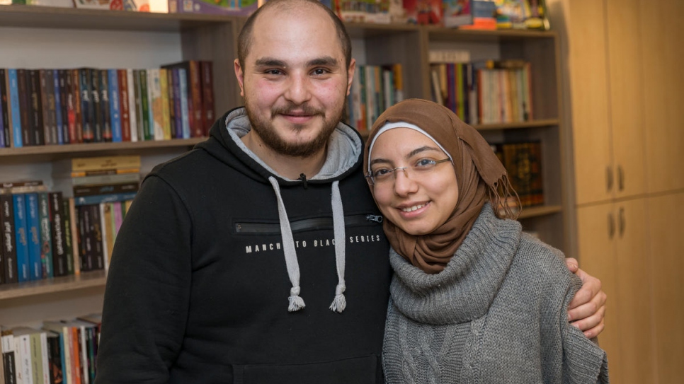 Nada, 27 ans, et son fiancé Mohammad, 25 ans, dans le café littéraire qu'ils exploitent ensemble à Istanbul. Bien qu'originaires de Syrie, ils se sont rencontrés à Istanbul peu de temps après l'ouverture de la bibliothèque de Nada qui prête des livres en arabe aux réfugiés syriens de la ville. 