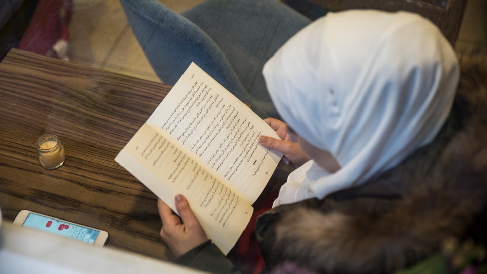 « Les Syriens sont bien éduqués, ils aiment lire. » Une cliente en pleine lecture au café littéraire Booka tenu à Istanbul par Nada, 27 ans, et son fiancé Mohammad. 