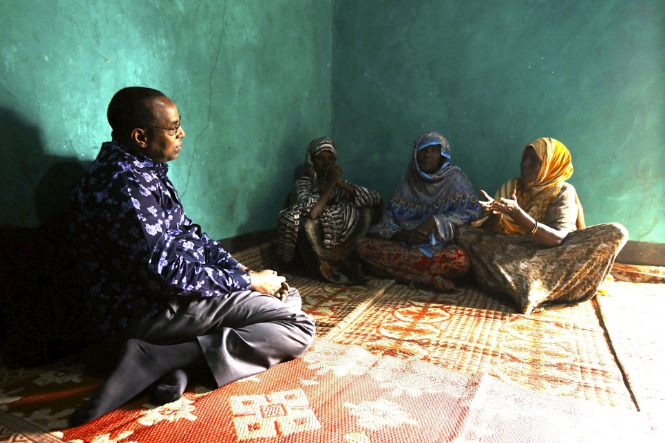 Ambassador Affey listens to concerns of Somali refugee women in Keberibeyah camp, Ethiopia.
