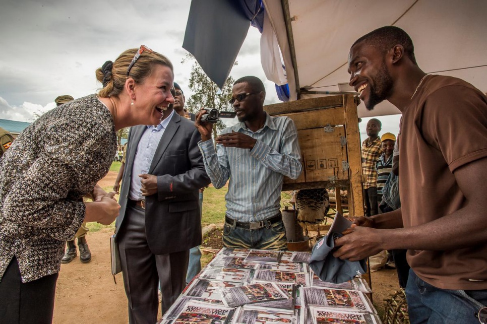 Clements jokes with a refugee when she discovers that he wears the cap of her favorite football team. The young man is a filmmaker who produces films about life in Nakivale.