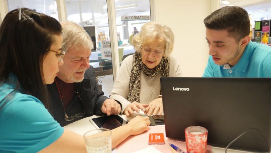 Jauni pabėgėliai pagyvenusius švedus moko naudotis kompiuteriu