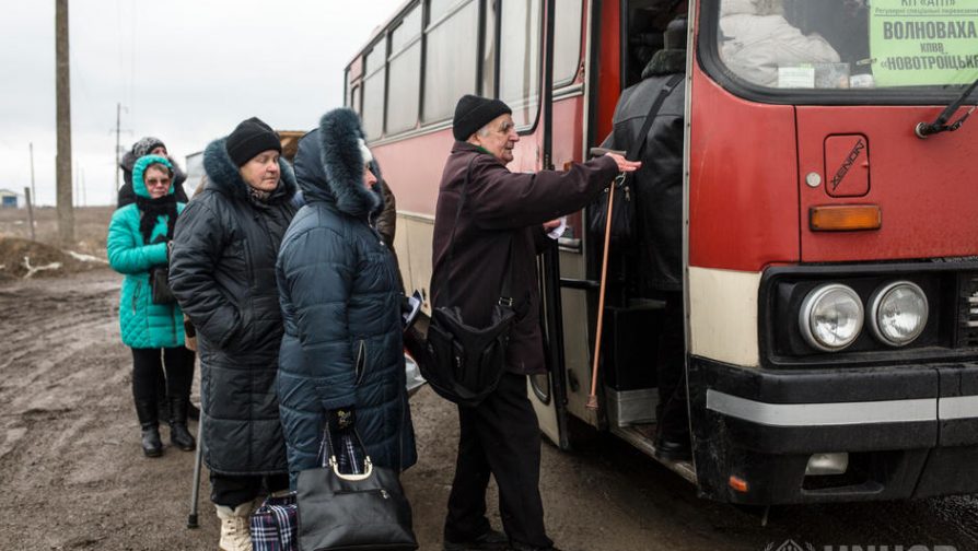 Ukrainian pensioners struggle to cross the conflict line