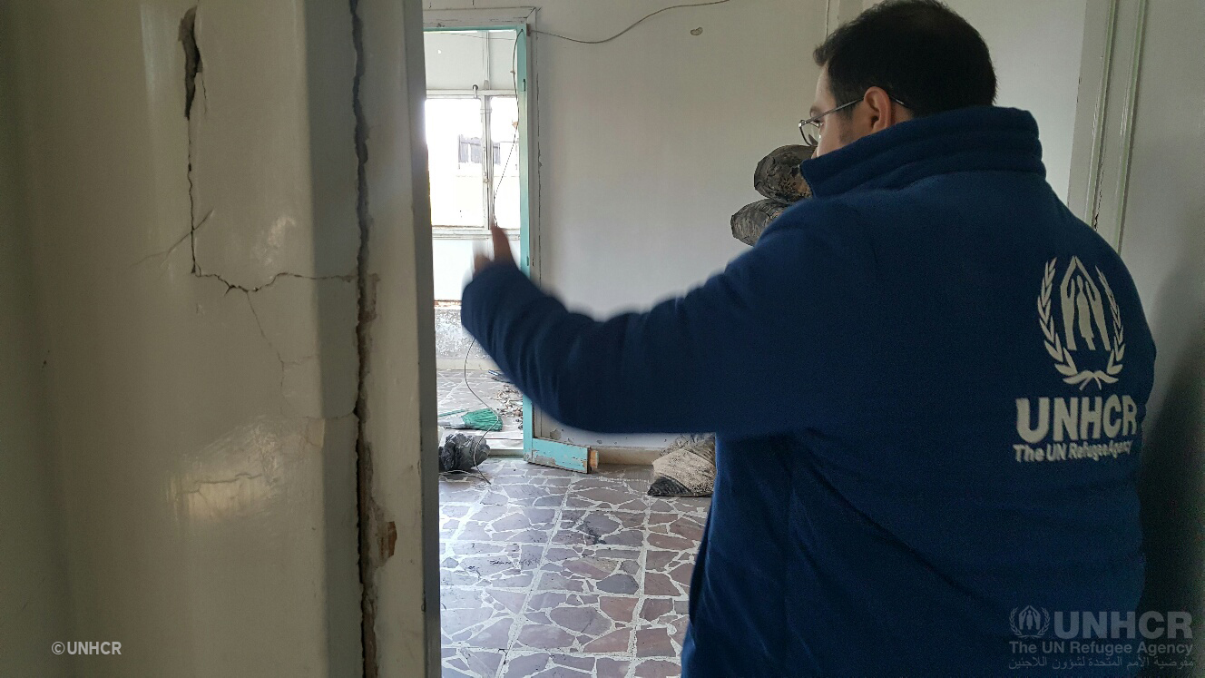 UNHCR winter assistant help prepare rooms in damaged buildings