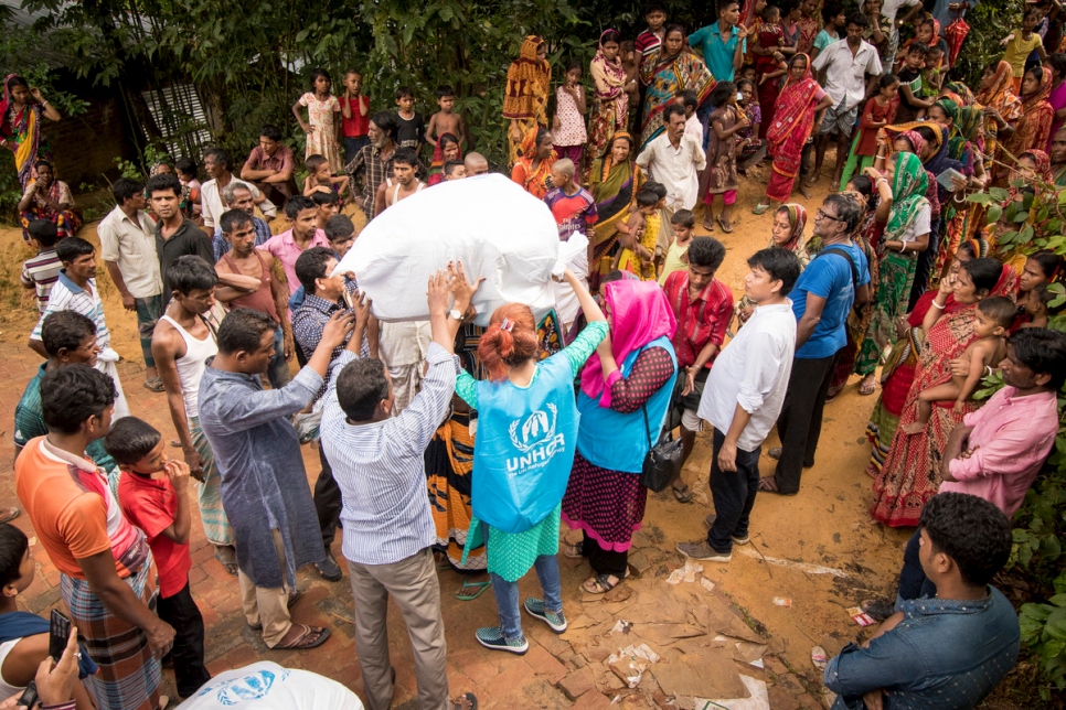 Bangladesh. Hindu minority swept up in Myanmar violence receive aid