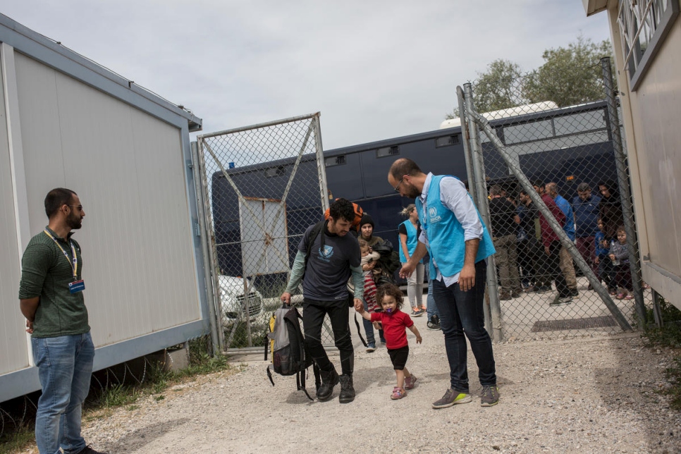 Le personnel du HCR accueille des réfugiés et migrants arrivés récemment dans un centre d'accueil à Fylakio, en Grèce.  