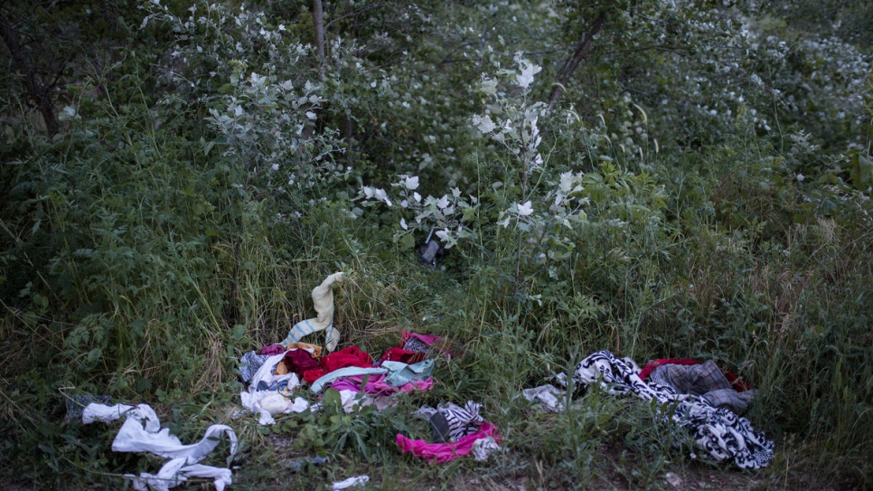 Des vêtements abandonnés par des réfugiés et des migrants ayant effectué la traversée entre la Turquie et la Grèce. 