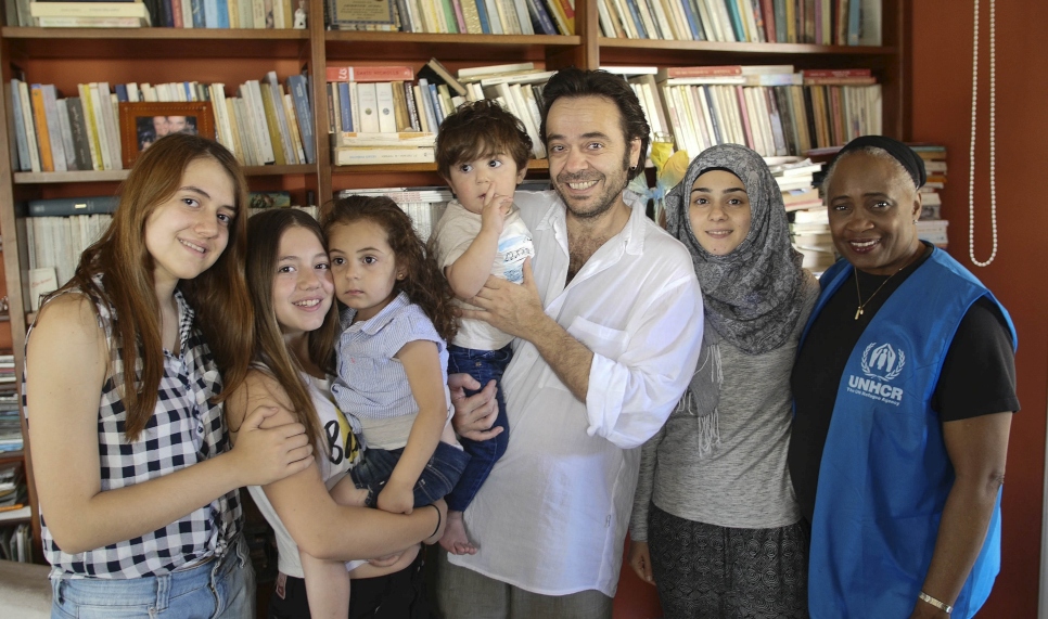 Barbara meets Fadwa, a Syrian refugee, her two children and the Greek family who is hosting them. Fadwa said she felt safe and that she was really living in her new family.