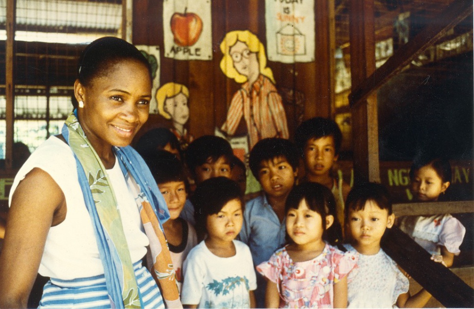 L'ambassadrice de bonne volonté Barbara Hendricks à la rencontre de boat people vietnamiens sur l'île de Pulau Bidong en Malaisie, en mars 1988.