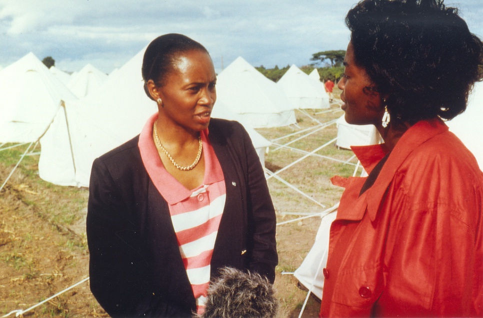 L'ambassadrice de bonne volonté Barbara Hendricks dans le centre de transit acceuillant des réfugiés namibiens à Makeni, en Zambie. Juin 1989.