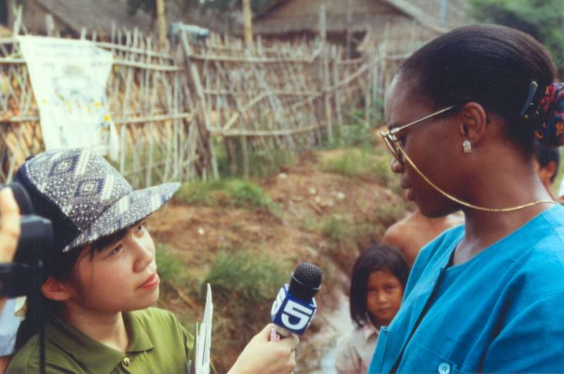 Barbara Hendricks, ambassadrice de bonne volonté de l'UNHCR, lors d'une interview dans les camps du Site 2 et de Khao-I-Dang qui abritent des réfugiés cambodgiens, en septembre 1991. 