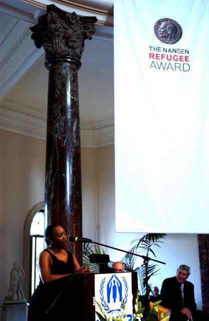 L'ambassadrice de bonne volonté de l'UNHCR Barbara Hendricks chante lors de la cérémonie de la remise de la distinction Nansen, au Musée de l'Ariana, à Genève en juin 2003. 